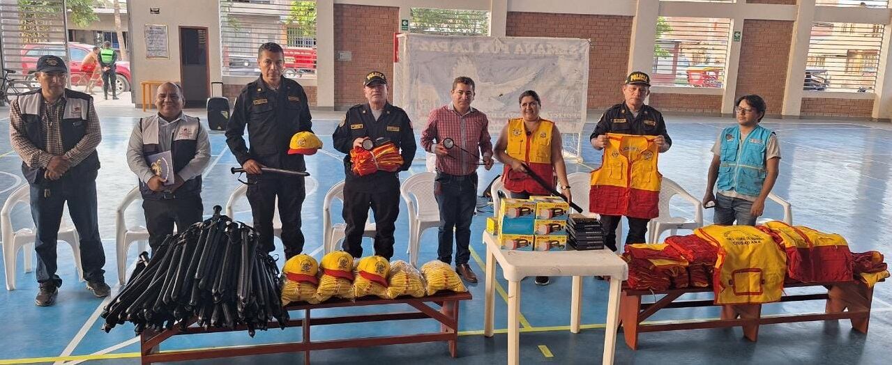 El alcalde provincial Hildebrando Antón indicó que la donación de implementos busca que los vecinos colaboren de manera permanente con la Policía Nacional del Perú para enfrentar a la delincuencia
