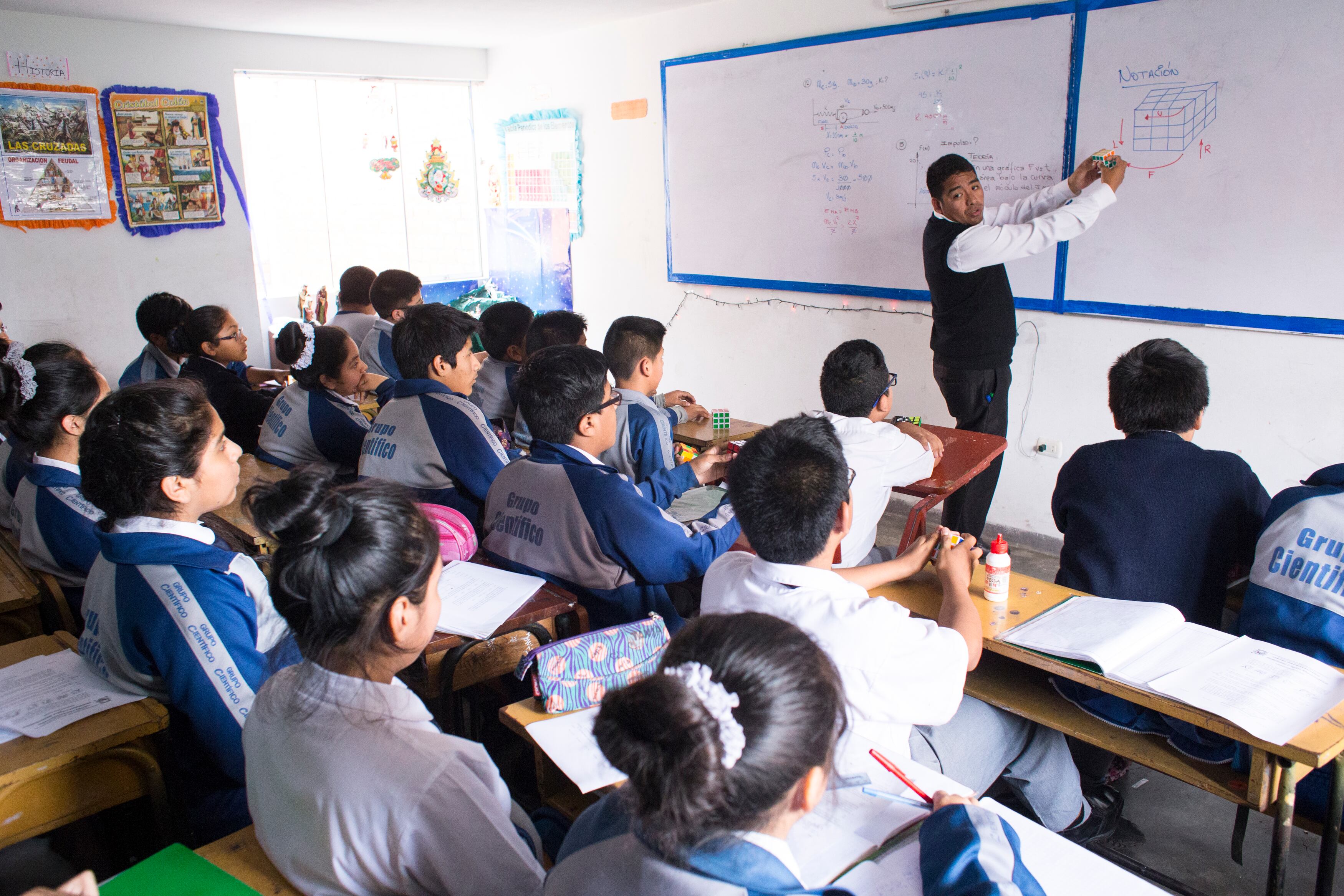 Profesor Brian Pebes Cabrera innova con nuevo metodo de enseñanza de Razonamiento Matematico mediante el uso de cubos de Rubik, hexagonos de Rubik y pirámides o triángulos de Rubik en el Colegio Grupo Científico en Independencia. Aula. Salon de clases. Profesor. Matematicas. Colegio. Escuela. Colegio particular. Alumno. Alumnos. Enseñanza. Educacion. Cubo. Ojo Lima Punto Norte 57513