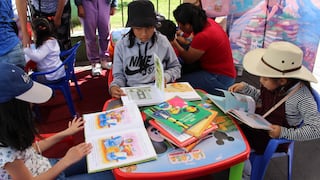 Padres e hijos se acercan a través de la lectura en el mercado San Camilo en Arequipa