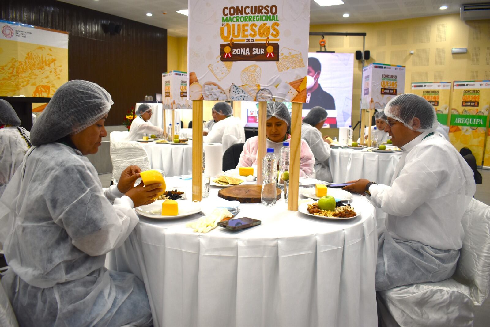En el auditorio del Gobierno Regional de Tacna se realiza concurso del derivado lácteo. (Foto: Difusión)