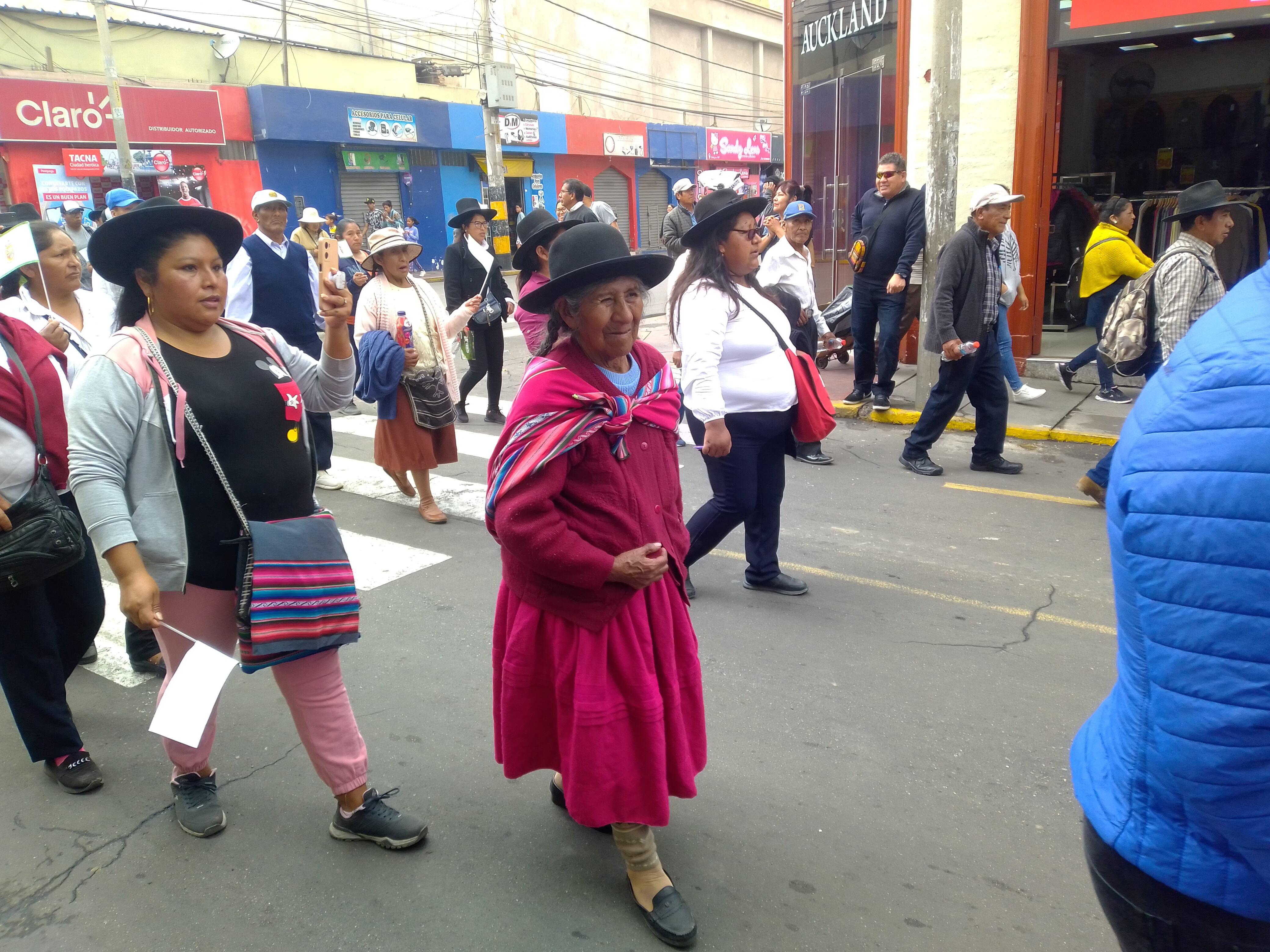 Adultas mayores oriundas de la provincia andina se unieron a la caminata. (Foto: Adrian Apaza)