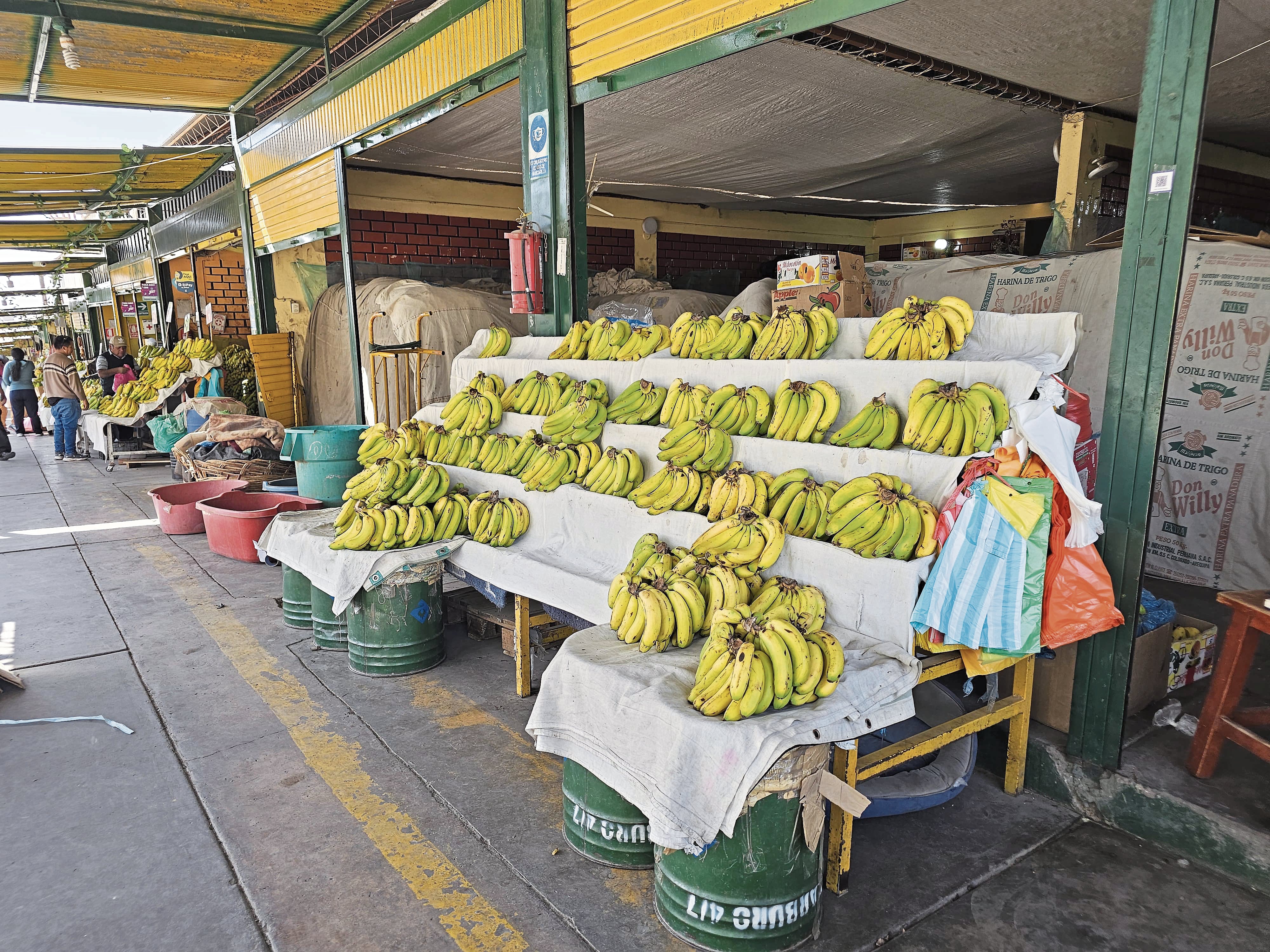 Comerciantes de frutas en la plataforma comercial Río Seco, en Arequipa, temen perder mercadería. Foto: GEC.