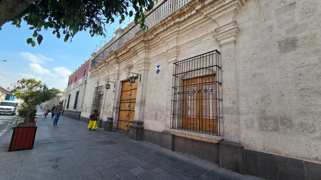 Calle Bolívar, antigua vía de la Aduana y los trampantojos de Arequipa. (Foto: Yunsu Pariapaza/@photo.gec)