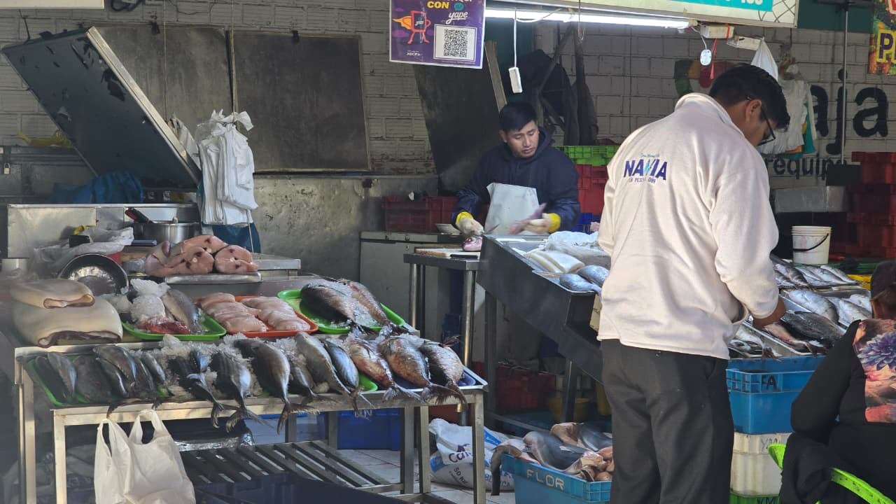 Precio de pescados y mariscos en el terminal pesquero El Palomar, en Arequipa. (Foto: Yunsu Pariapaza/@photo.gec)