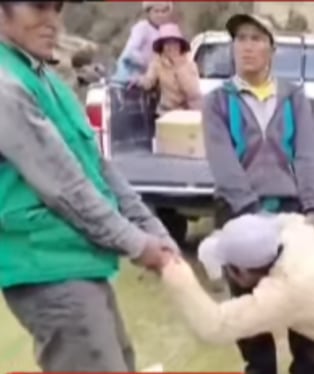 Huancavelica: comuneros castigan a chicotazos a regidor por fallida chocolatada navideña