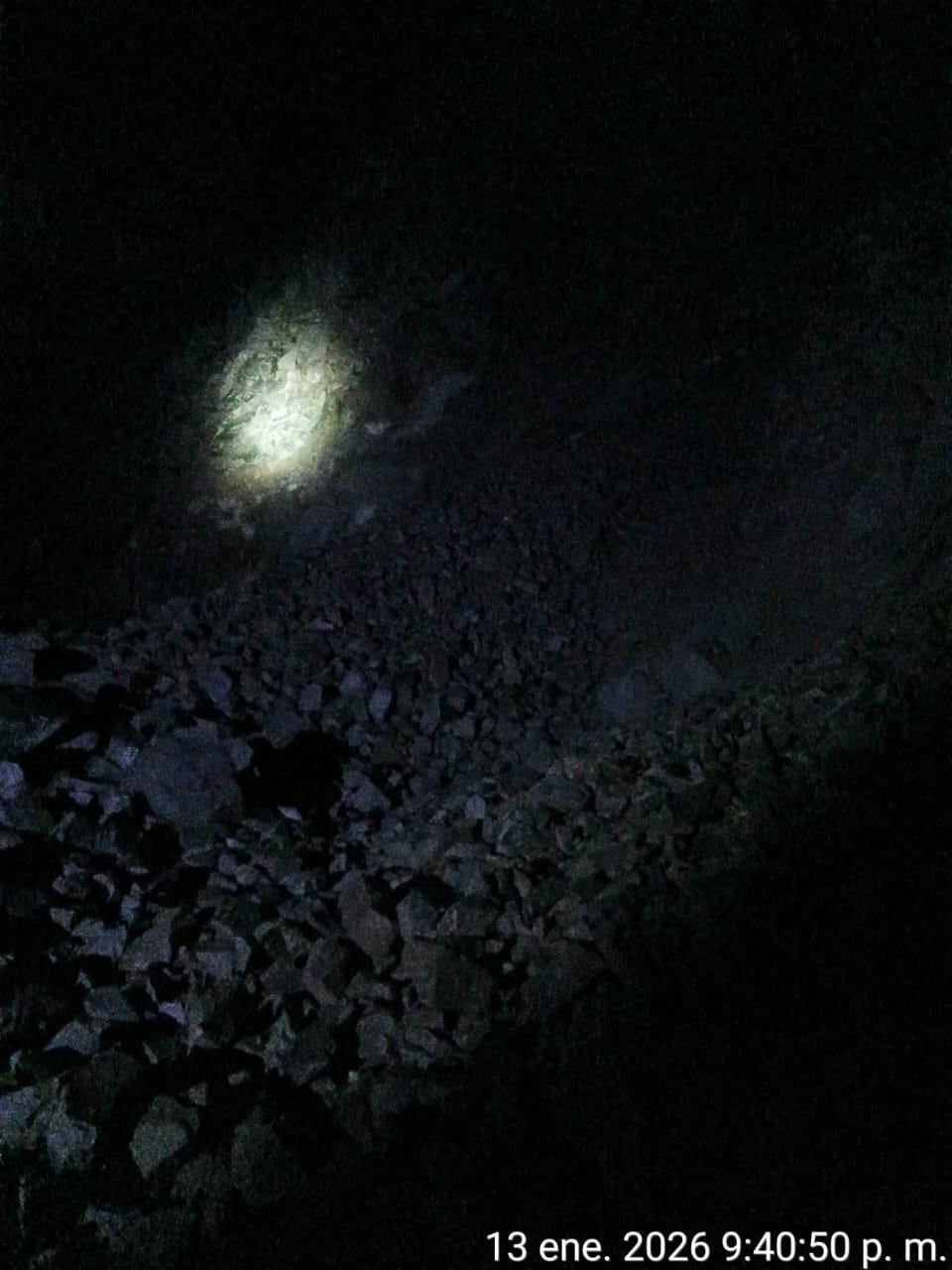 Derrumbe en la zona de Quengo dejó atrapada a 5 personas en la carretera. (Foto: Cortesía)