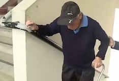 Adulto mayor con bastón subió al segundo piso para votar tras no instalarse mesa para personas con discapacidad