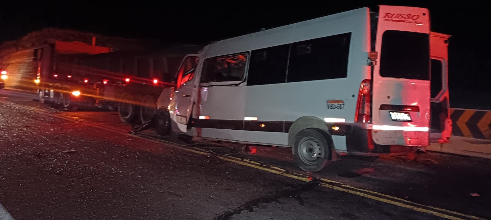 Minivan choca con tráiler en Espinar, dejando como saldo preliminar cuatro varones y cinco mujeres fallecidos.