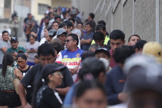Se apertura las mesas de sufragio en el colegio San Luis Gonzaga de SJM, personas aún tienen quejas por el trabajo del personal de ONPE (Fotos: Julio Reaño/@photo.gec)