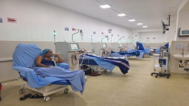 Las clínicas exigen a EsSalud el pago de las deudas pendientes.