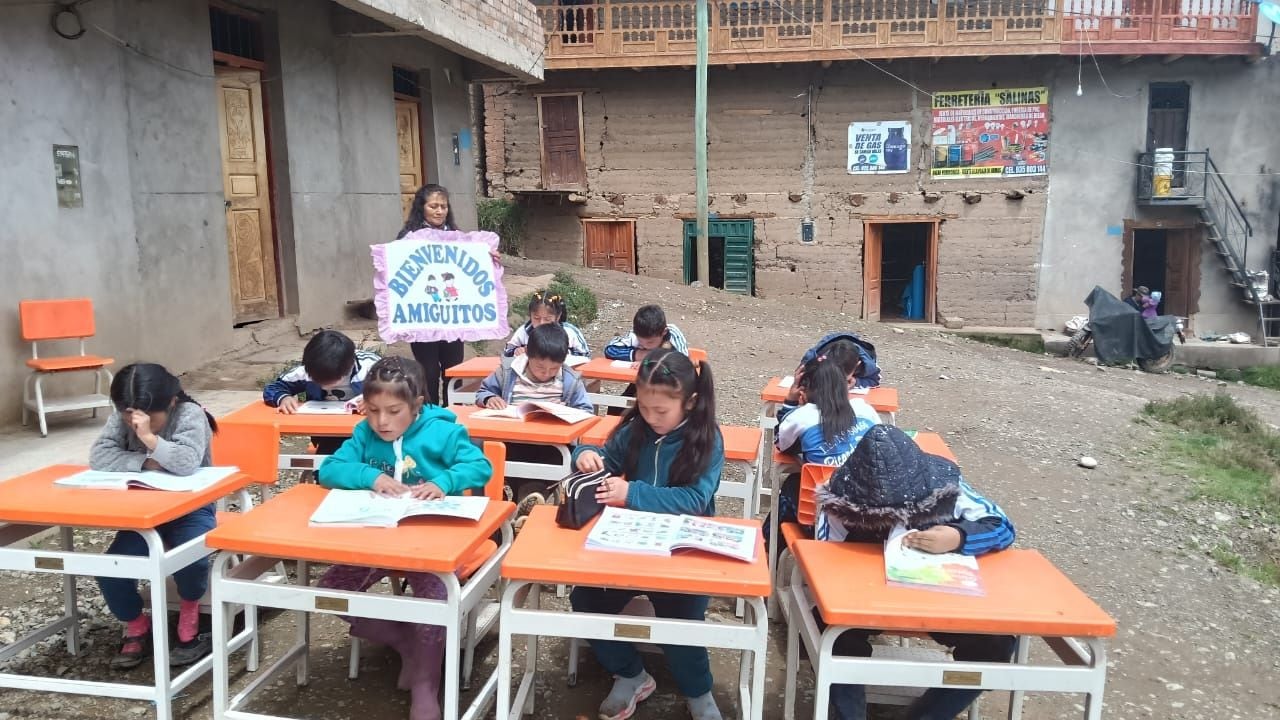 Alcalde provincial de Pataz, Aldo Carlos Mariños, y pobladores exigen inmediata intervención del Ministerio de Educación.