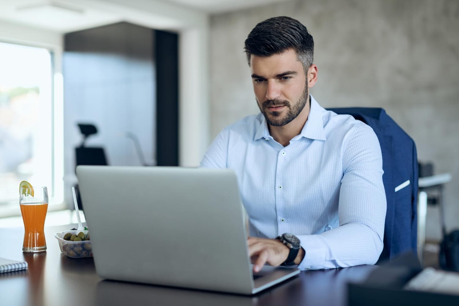 Un fallo sobre un programador que prestaba servicios para Backus establece que utilizar computadoras de la empresa no demuestra, por sí solo, una relación laboral. Conoce qué otros criterios deben evaluarse.