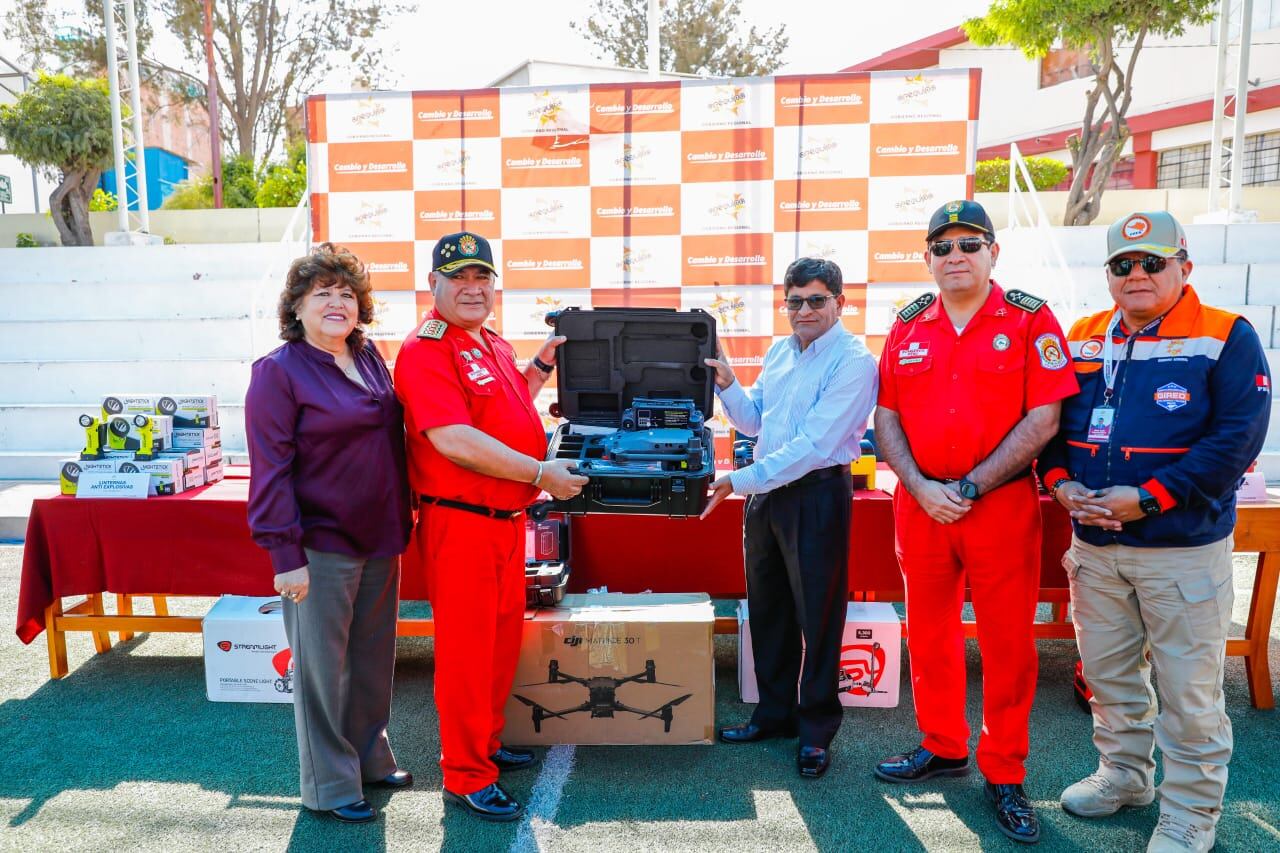 Gobierno Regional de Arequipa entrega equipos a los bomberos voluntarios. Foto: Difusión.