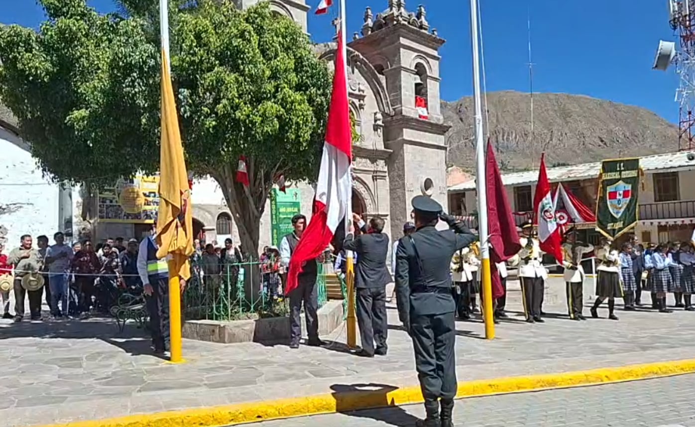 Izamiento del Pabellón Nacional en la plaza de Cotahuasi-La Unión