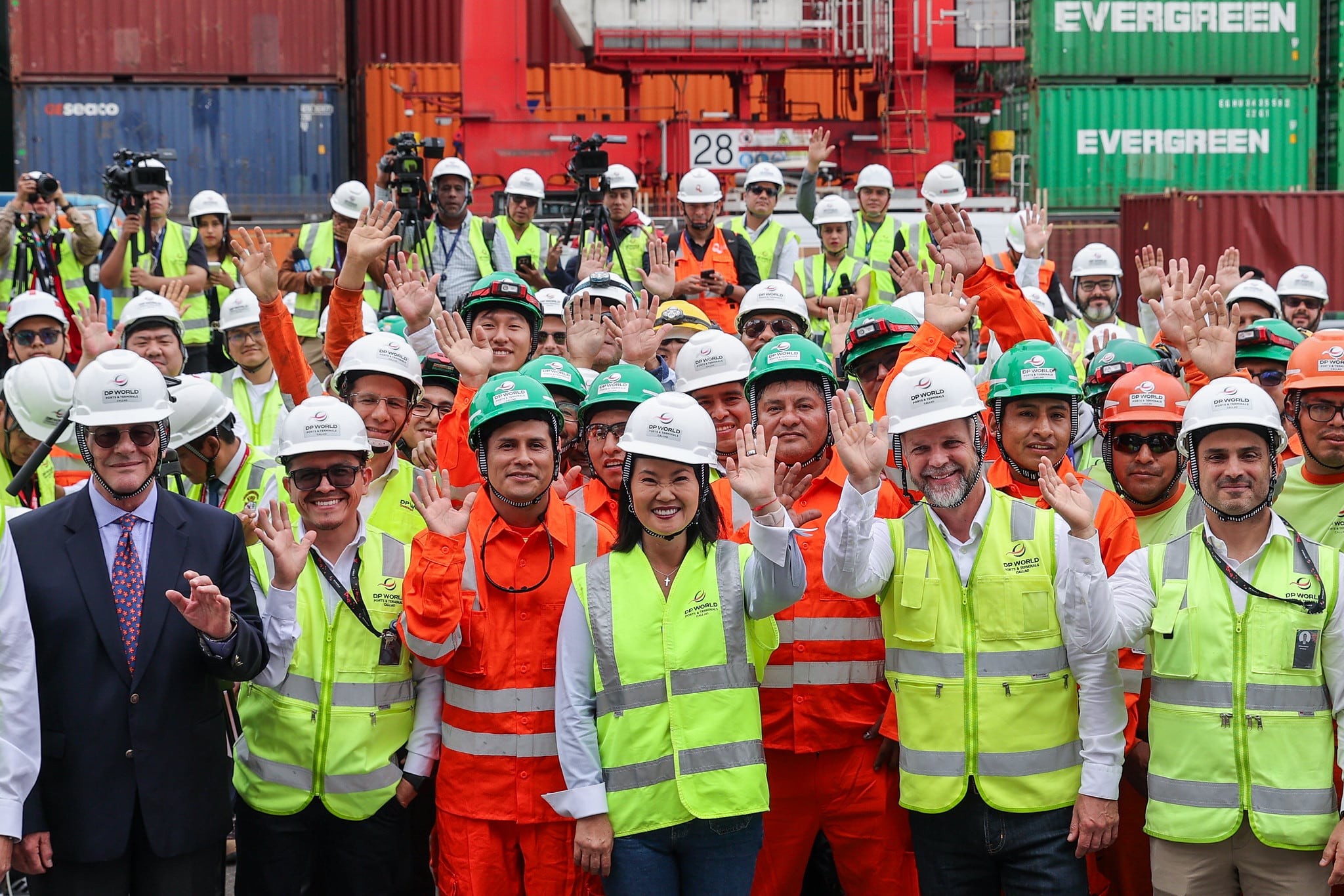 La presidenta Keiko Fujimori participó en el inicio de la marcha blanca del sistema Shore Power y la primera conexión de un buque en el Muelle Sur. La tecnología busca reducir emisiones durante las operaciones portuarias. (Fotos: Presidencia/Flickr)