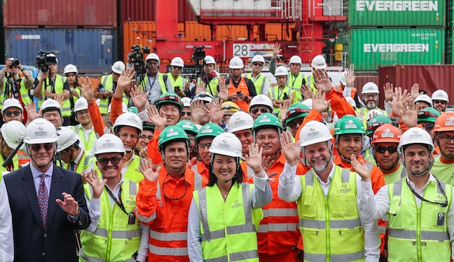 La presidenta Keiko Fujimori participó en el inicio de la marcha blanca del sistema Shore Power y la primera conexión de un buque en el Muelle Sur. La tecnología busca reducir emisiones durante las operaciones portuarias. (Fotos: Presidencia/Flickr)