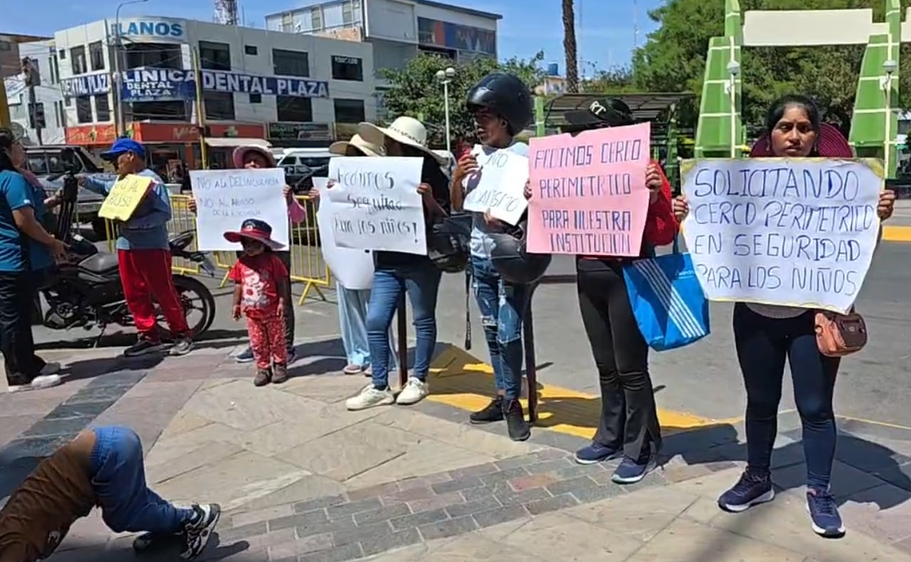 Rompen ventanas del colegio 40119 D-1 y padres protestan en Majes, Arequipa (Foto: Canal 8-La Ley TV)