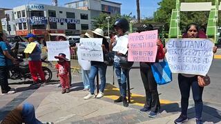 Rompen ventanas del colegio y padres protestan en Majes, Arequipa