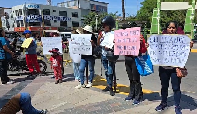Rompen ventanas del colegio 40119 D-1 y padres protestan en Majes, Arequipa (Foto: Canal 8-La Ley TV)