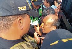 Los docentes se enfrentan a la policía en la Dirección Regional de Educación de Piura