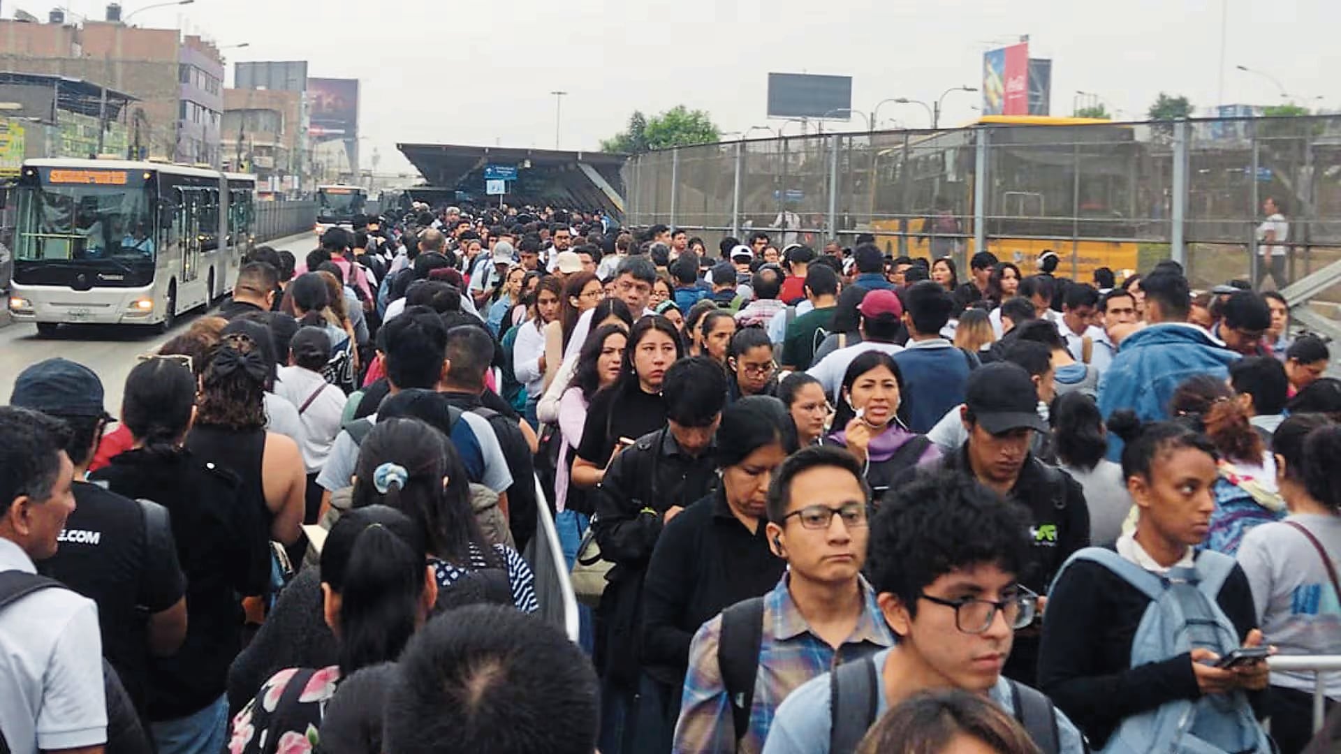 Pasajeros afirman que hay pocos buses en el servicio y que deben formar filas de varios minutos para recargar saldo en sus tarjetas de viaje. ATU señaló que servicio opera normalmente.