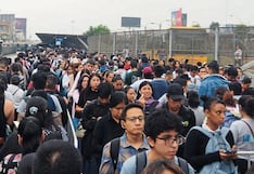 Usuarios padecen por largas colas en el Metropolitano