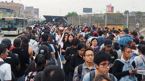 Usuarios padecen por largas colas en el Metropolitano