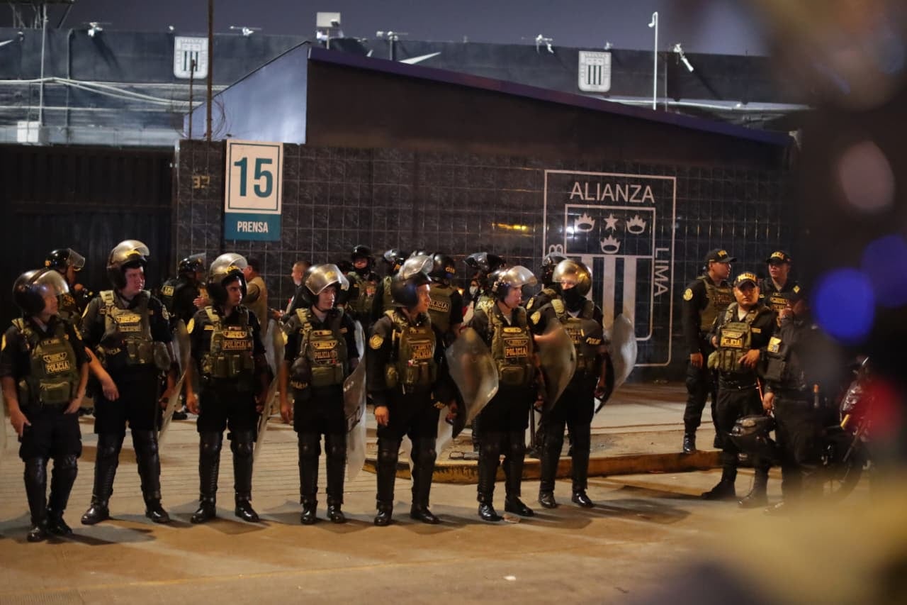 Autoridades realizan investigaciones mientras la Municipalidad ordena el cierre del estadio Alejandro Villanueva.