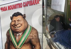 Alcalde de El Tambo es blanco de protesta con burro y cartel de “capibara” por millonaria deuda