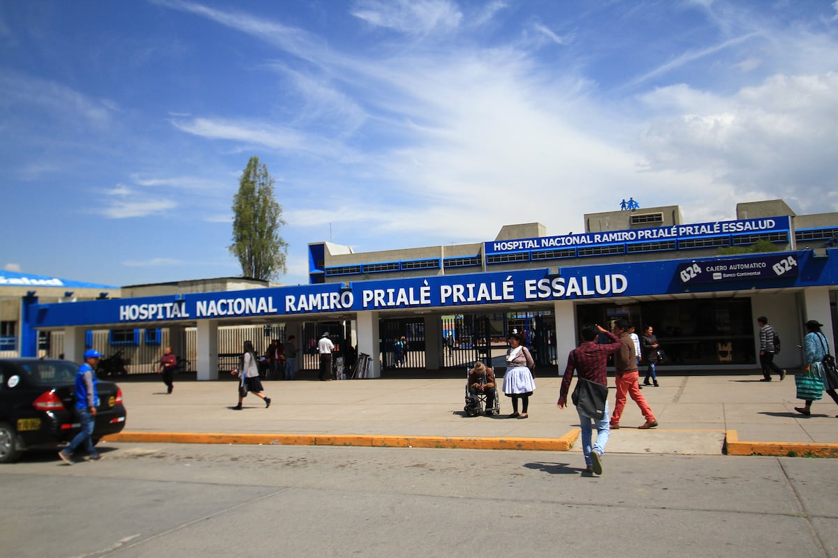Paciente termina en la banca de patio de EsSalud por intenso dolor