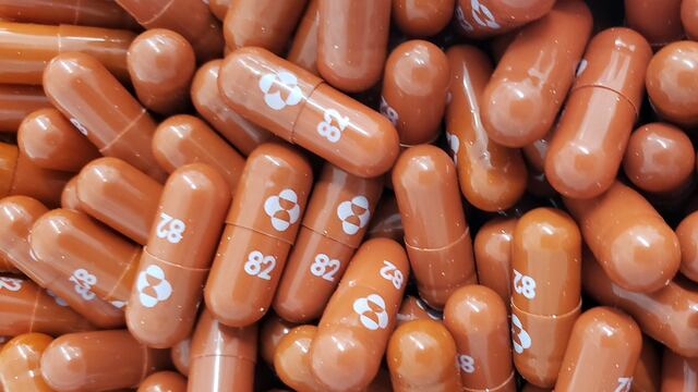 EE.UU. acuerda comprar millones de píldoras anti COVID-19 si aprueban su uso