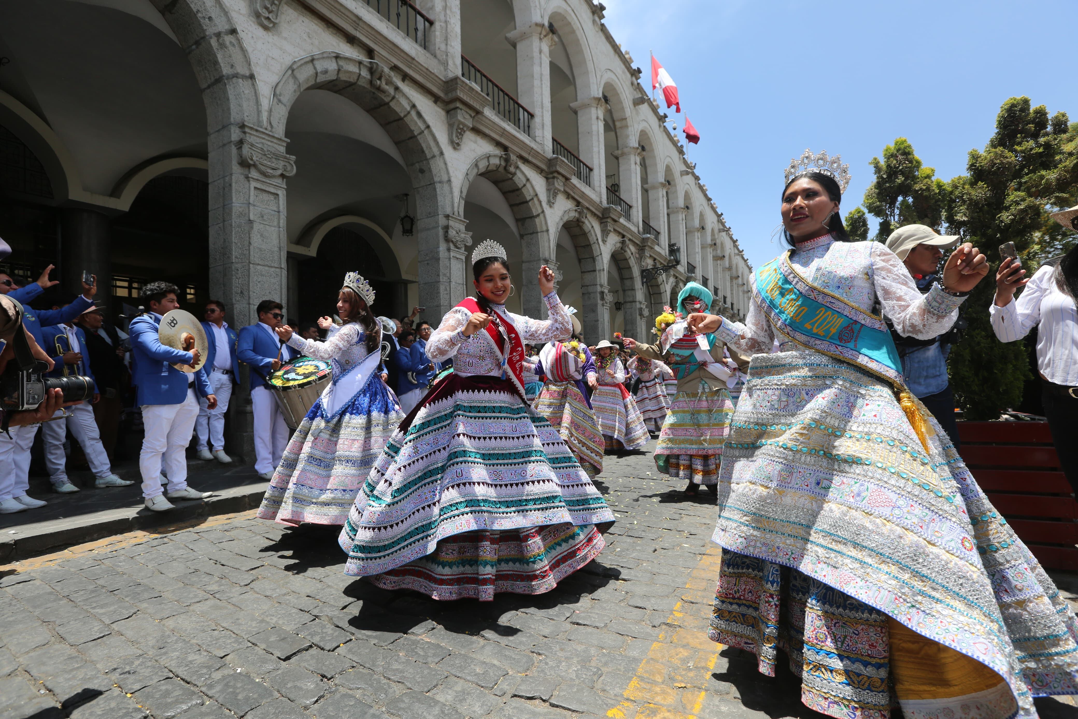 Fiesta se vive en la Plaza de Armas de Arequipa. (Foto: Leonardo Cuito)