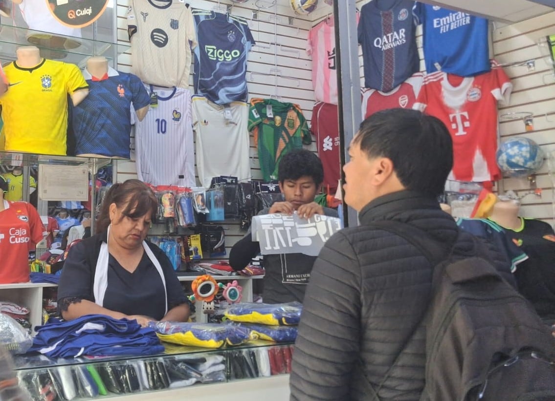 Fiebre mundialista impulsa la venta de camisetas de Argentina e Inglaterra en Arequipa