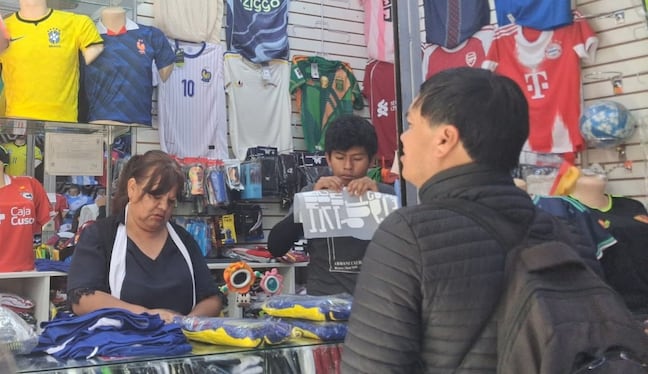 Fiebre mundialista impulsa la venta de camisetas de Argentina e Inglaterra en Arequipa