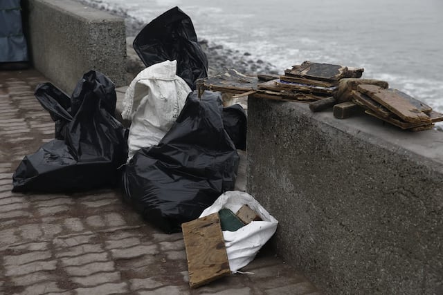 Miraflores retira cinco toneladas de basura tras oleajes anómalos en sus playas (Fotos: César Campos/GEC)