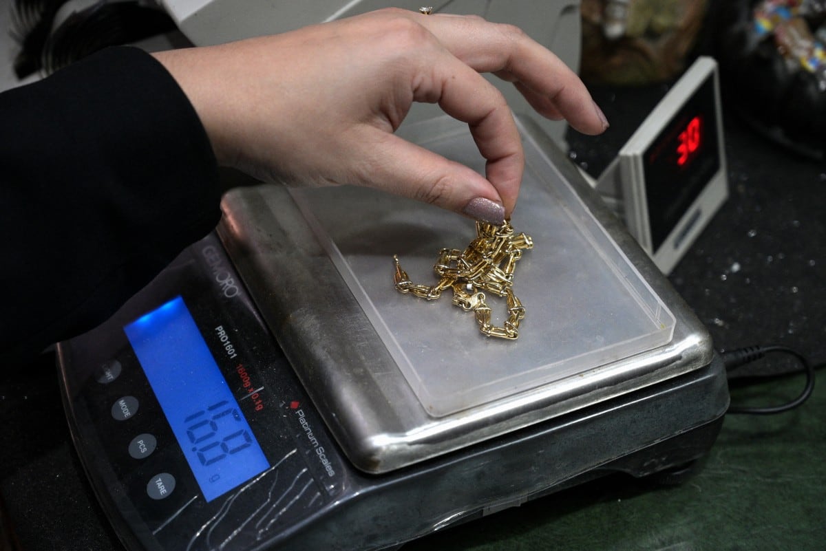 La morosidad bancaria de los hogares casi se triplicó en un año, mientras 21 millones de argentinos mantienen algún tipo de deuda. Préstamos personales y tarjetas concentran más del 70 % de los morosos. (Photo by JUAN MABROMATA / AFP)