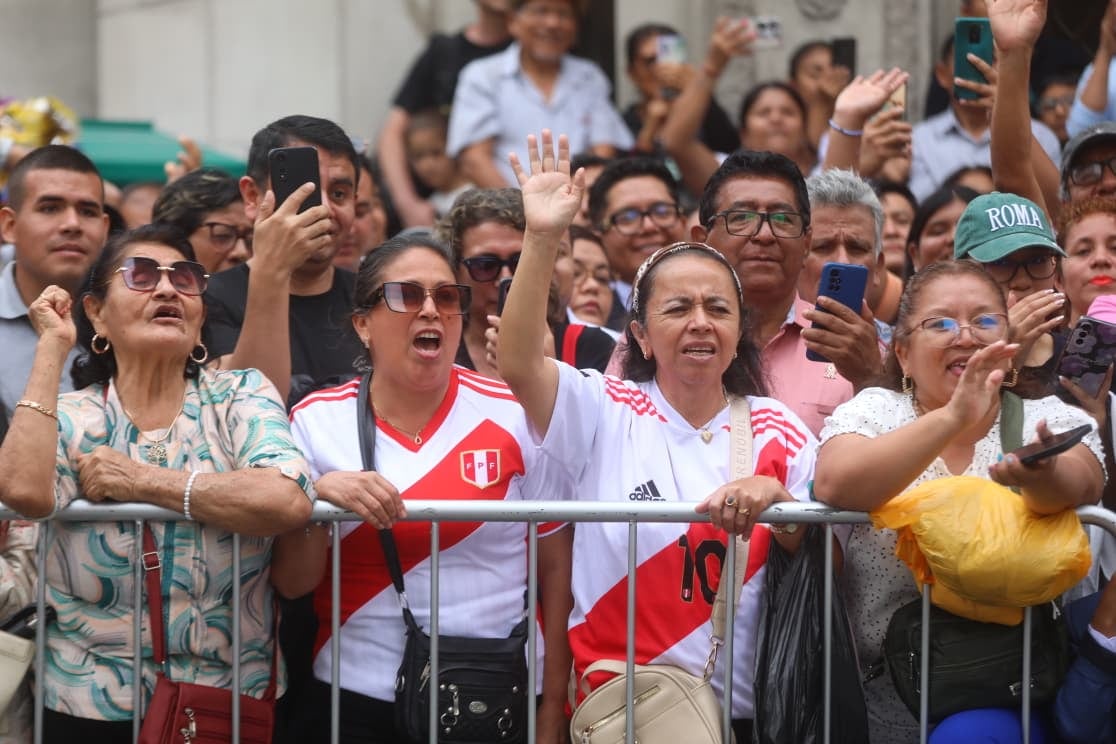 Simpatizantes de Keiko Fujimori llegaron para brindar su apoyo en la toma de mando. (Foto: El Comercio)