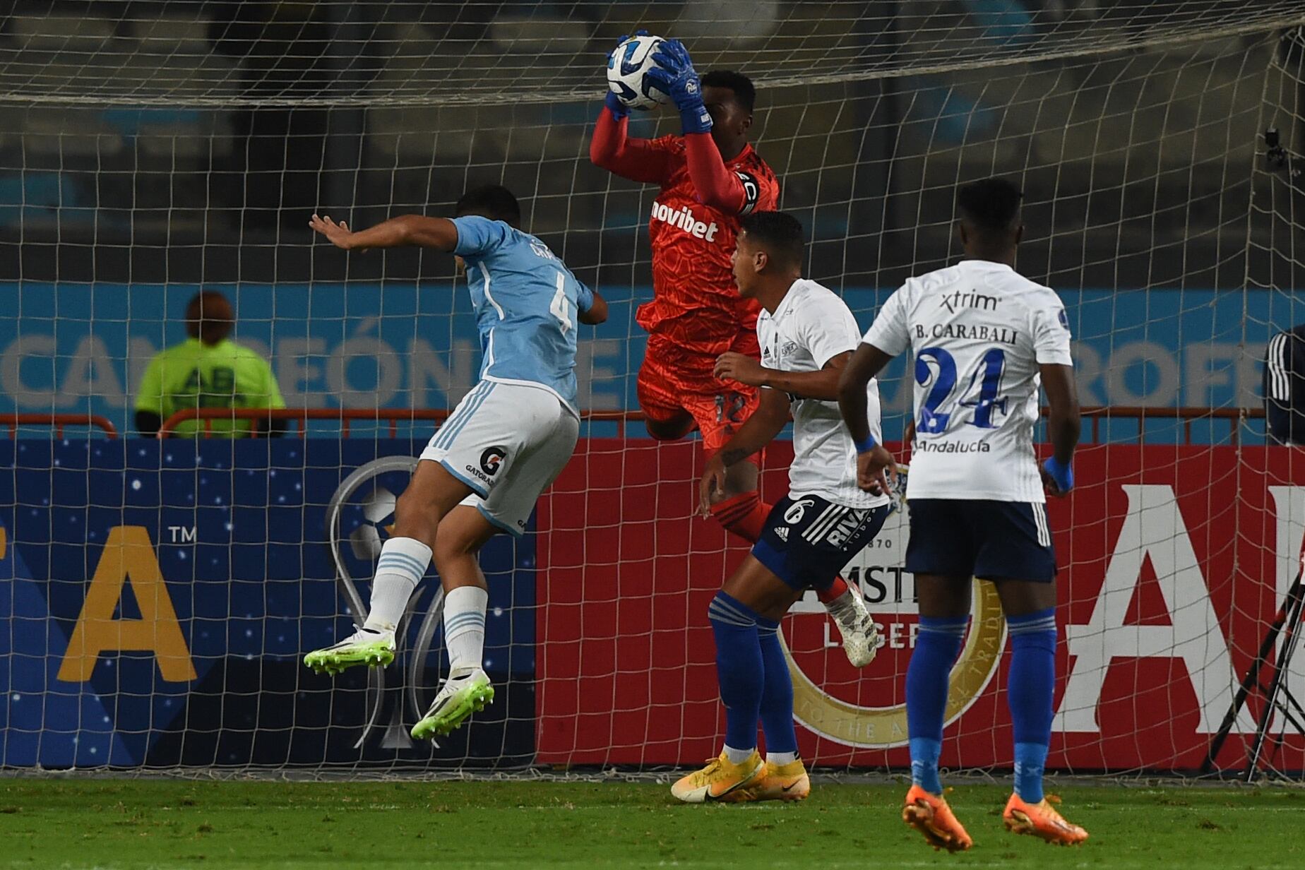 El defensa de Sporting Cristal, Gianfranco Chavez (izq.), y el portero de Emelec, Pedro Ortiz (der.), luchan por el balón durante el partido de ida de los octavos de final de la Copa Sudamericana entre Sporting Cristal de Perú y Emelec de Ecuador en el estadio Nacional de Lima en julio. 12 de febrero de 2023. (Foto de CRIS BOURONCLE / AFP)