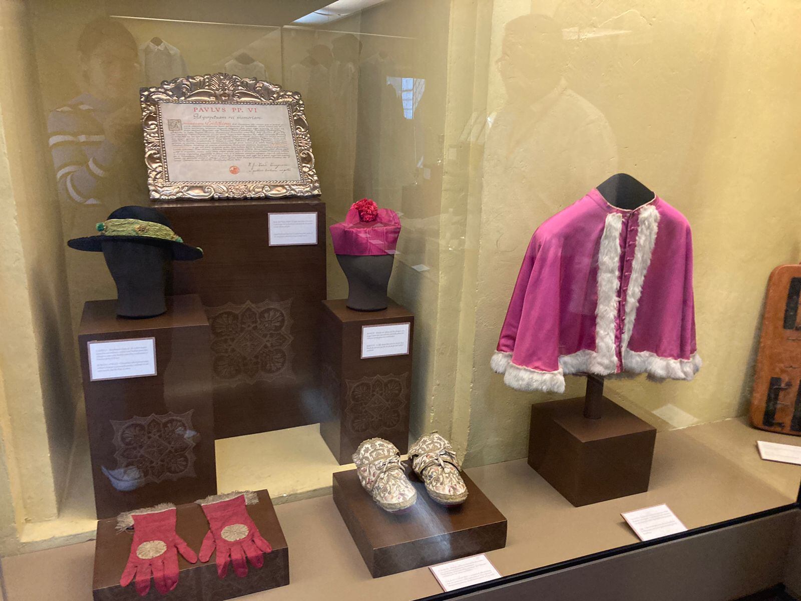 Guardan los trajes de los obispos de hace cientos de años