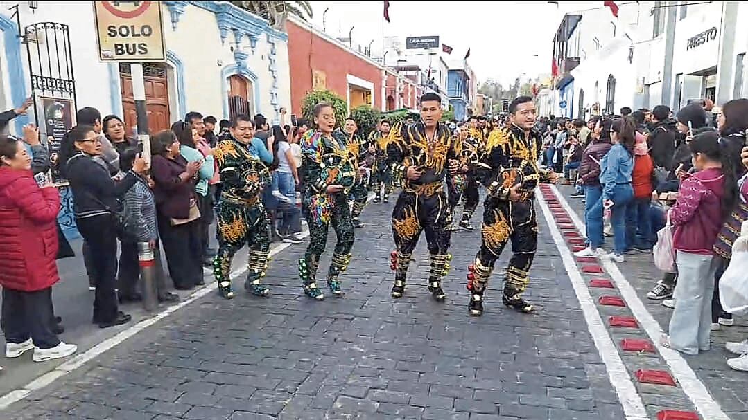 Residentes puneños realizaron pasacalle de Luces de la Candelaria, en Arequipa. Foto: GEC.