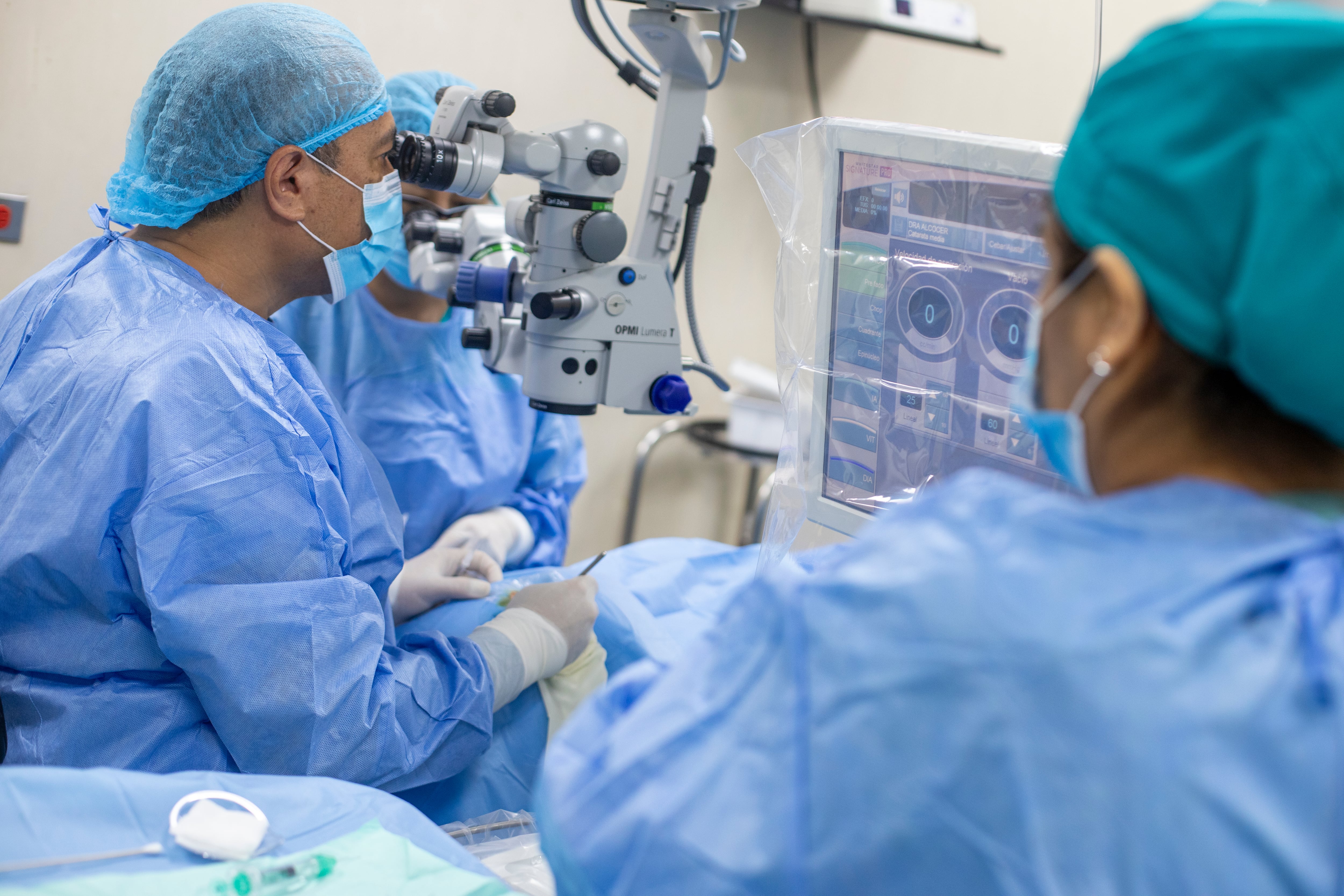 Una intervención multidisciplinaria permitió que una paciente de 21 años recuperara hasta el 60% de su visión tras suspender su tratamiento durante el embarazo. (Foto: EsSalud)