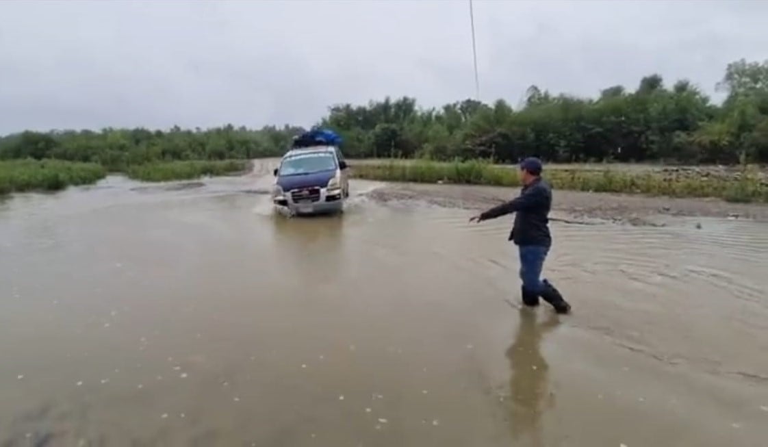 Choferes cruzan camino poniendo en riesgo sus vidas.