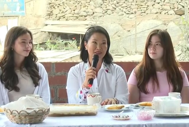 Keiko Fujimori llegó a San Juan de Lurigancho acompañada de sus hijas Kiara y Kaori. (Foto: Captura América Noticias)