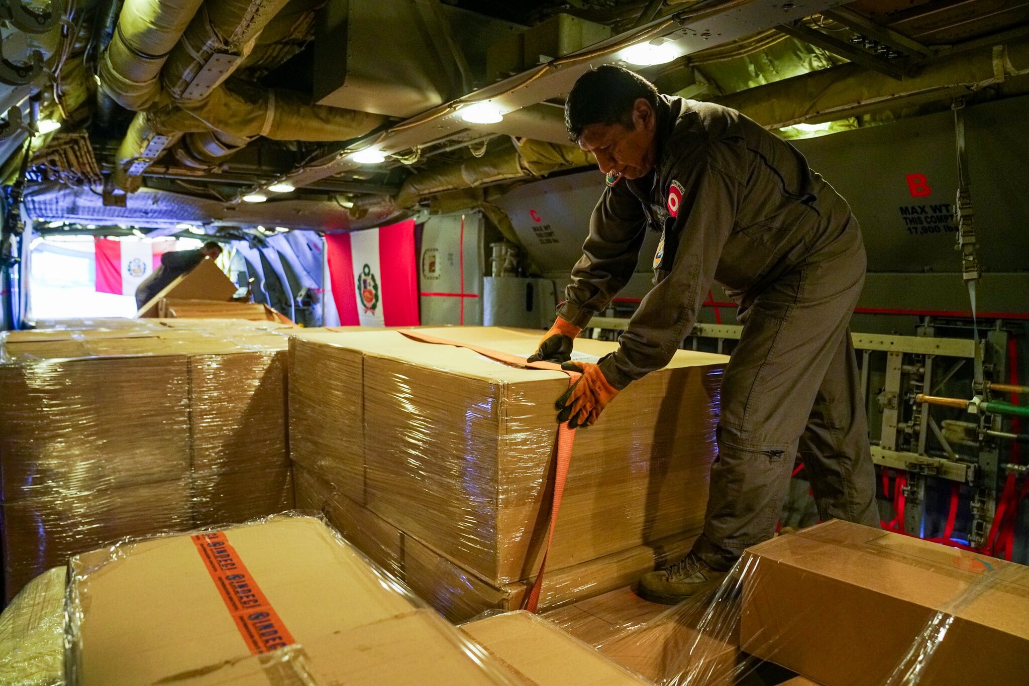 El envío, coordinado por el Indeci, el Ministerio de Defensa y la Cancillería, busca atender las principales necesidades de las familias afectadas por los recientes sismos registrados en Venezuela. (Fotos: Ministerio de Defensa)