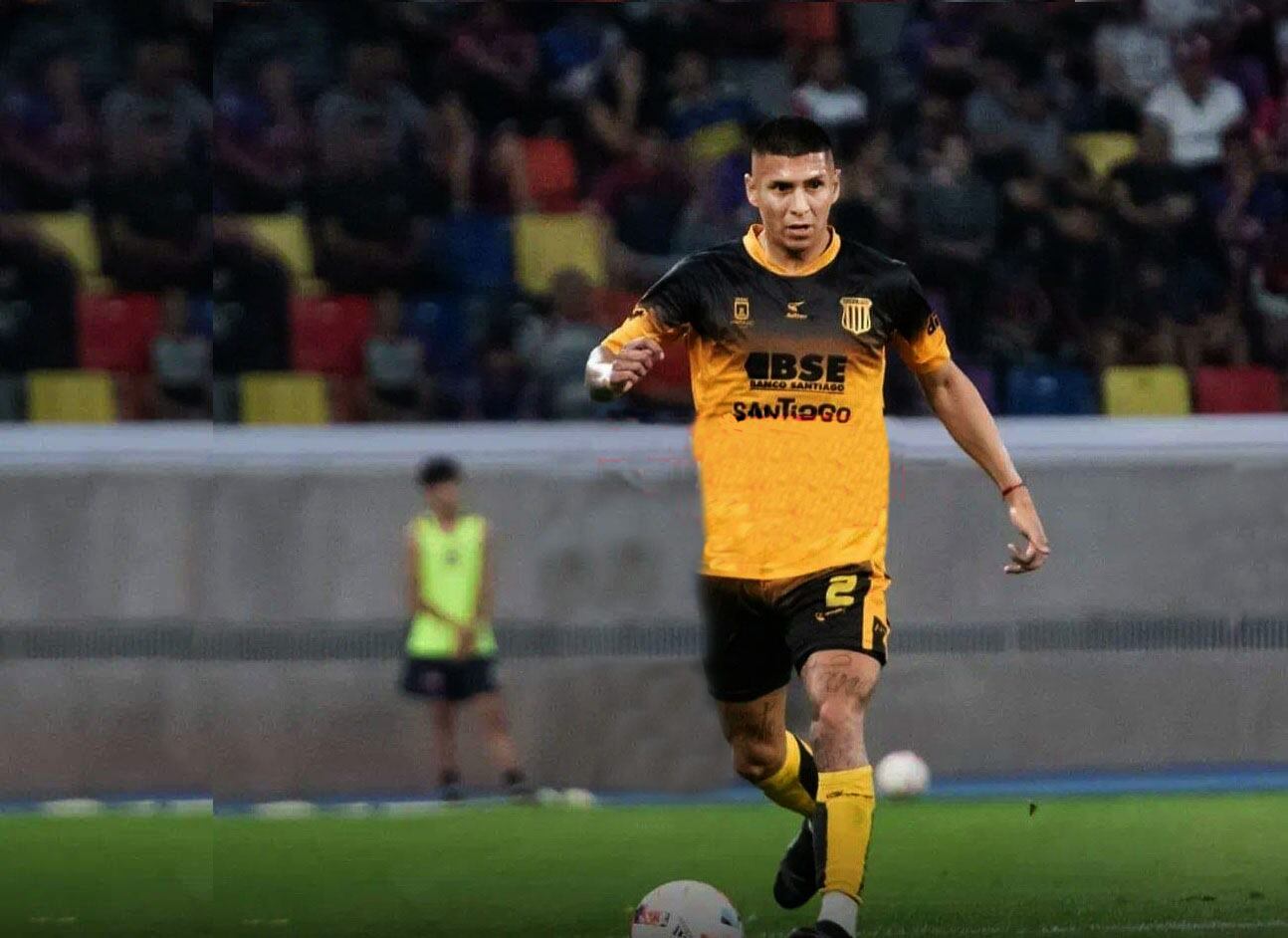 Asimismo anunció en su redes la renovación de su técnico Ángel Comizzó.