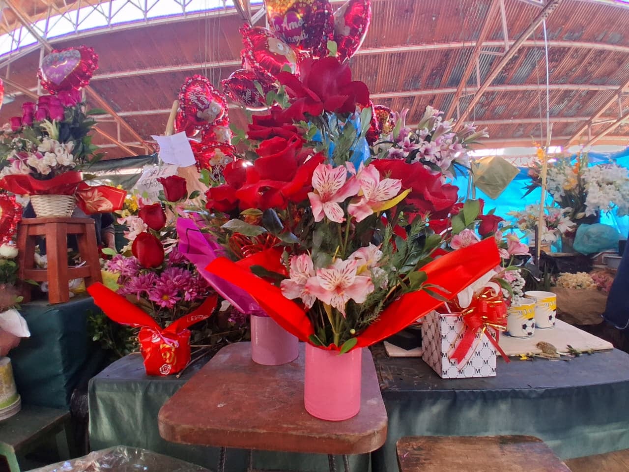 Arreglos florales en el Cercado de Arequipa por el Día de la Madre. (Foto: Flor Barrios/@photo.gec)