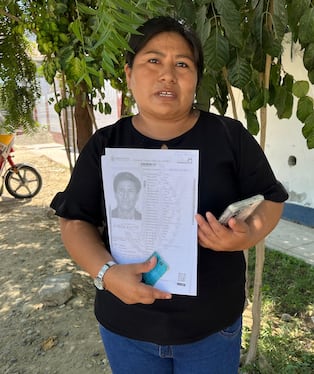 La víctima fue encontrada en la vía junto a su amigo, que se encuentra mal herido. Ambos se dirigían a sus casas en una motocicleta