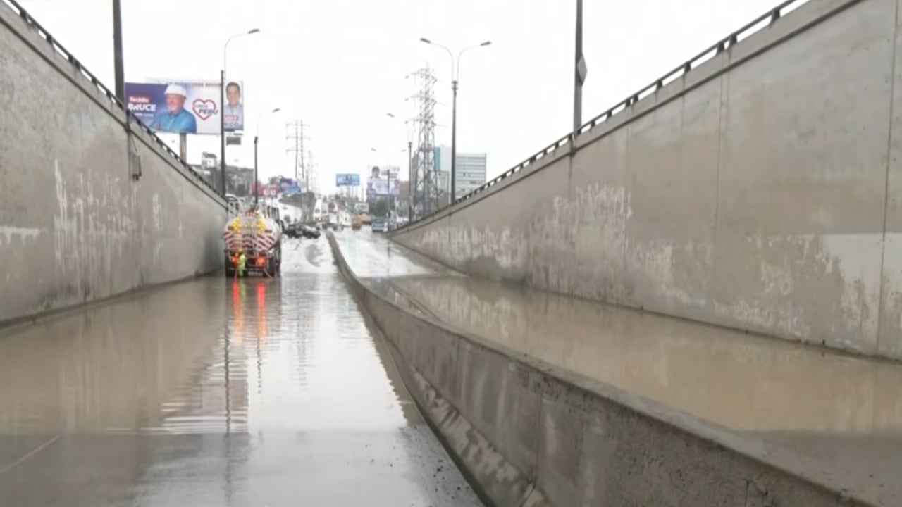 La vía ubicada en el cruce de las avenidas Pachacútec y 26 de Noviembre permanece cerrada temporalmente en ambos tramos. Durante la madrugada, un vehículo chocó contra uno de los muros de acceso. (Captura de imagen de Panamericana TV / YouTube)