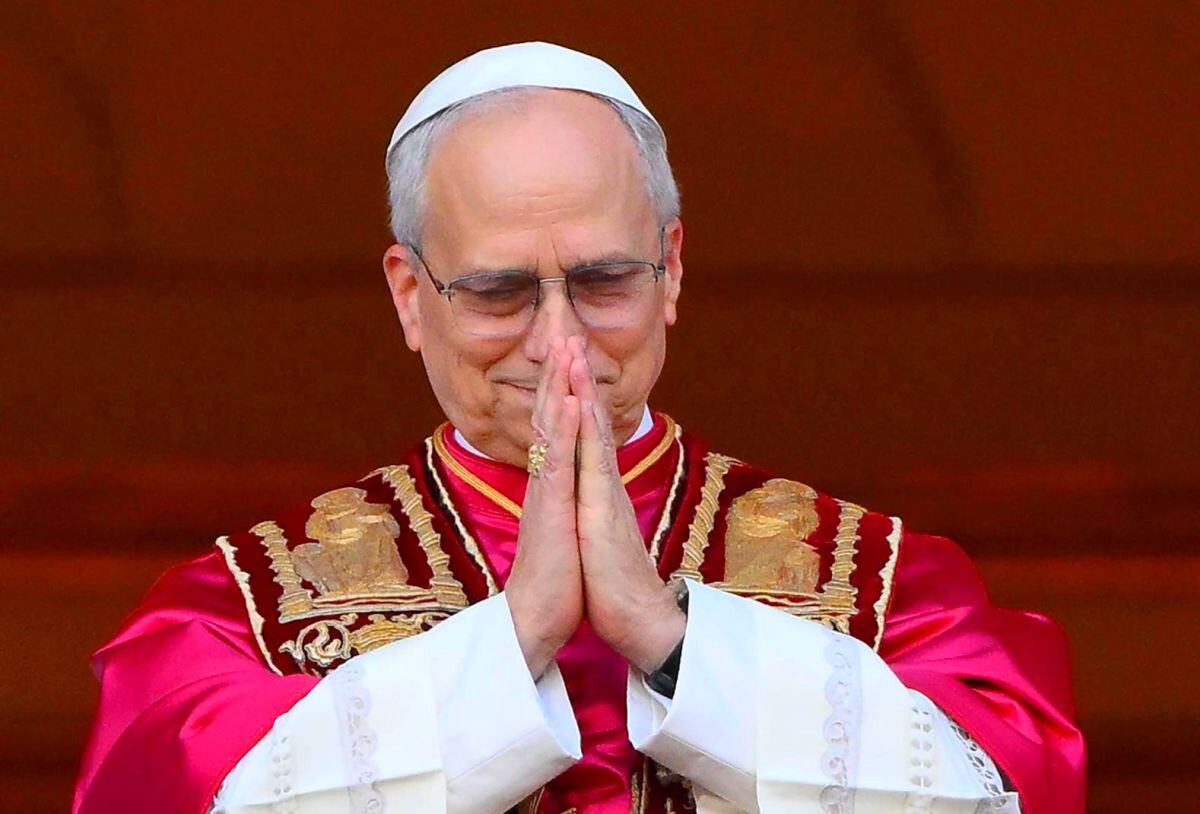 VATICAN CITY (Vatican City State (Holy See)), 08/05/2025.- Newly elected Pope Leo XIV, Cardinal Robert Francis Prevost from the USA, blesses the faithful from the central loggia of Saint Peter's Basilica, Vatican City, 08 May 2025, after his election on the second day of the conclave. (Papa, Cardenal) EFE/EPA/ETTORE FERRARI