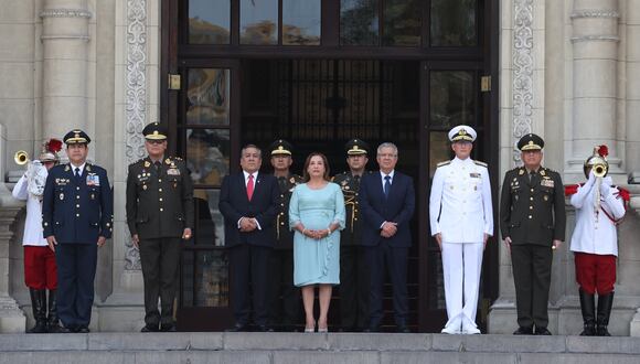 Presidenta Dina Boluarte presencia el cambio de Guardia en Palacio. La acompañan los comandantes generales del Ejército, Marina, FAP y PNP, y el presidente del Comando Conjunto.
